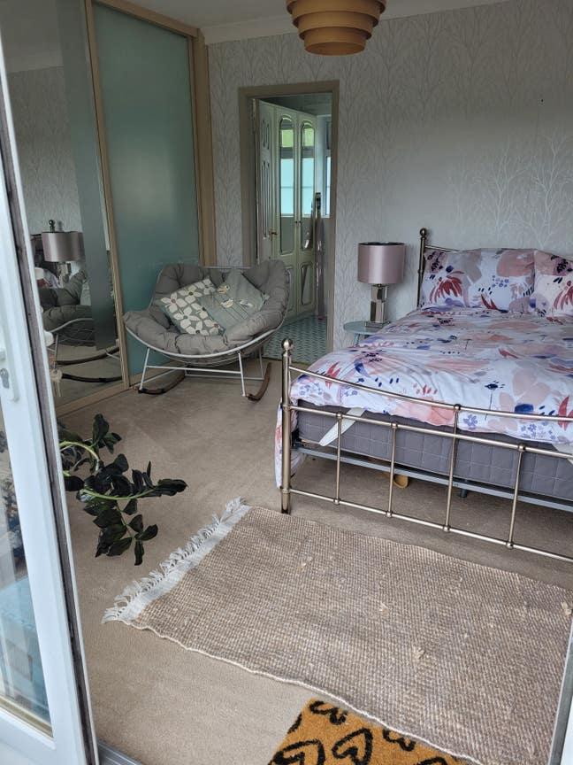 Relax in a lovely room, with en suite AND balcony Main Photo