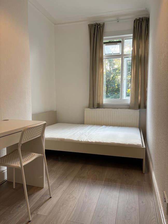 Golders Green Newly decorated room Main Photo