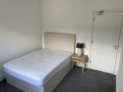 Good Sized Double Room in Modern Shared House!  Main Photo