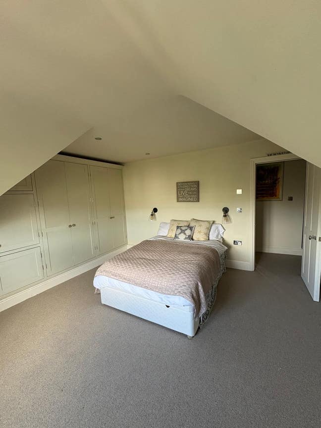 Week time room available in house in central tunbr Main Photo
