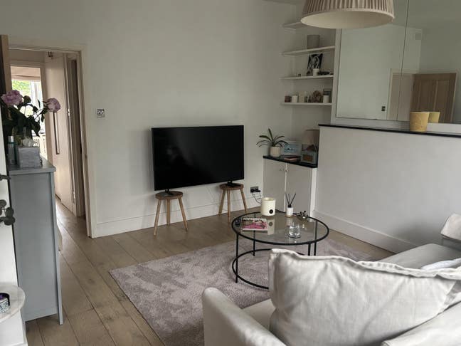 Cosy double bedroom for a professional Female  Main Photo