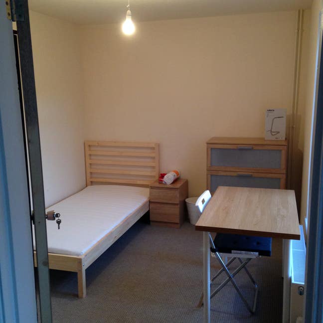 Single bed close to BV available from 25 Sept  Main Photo