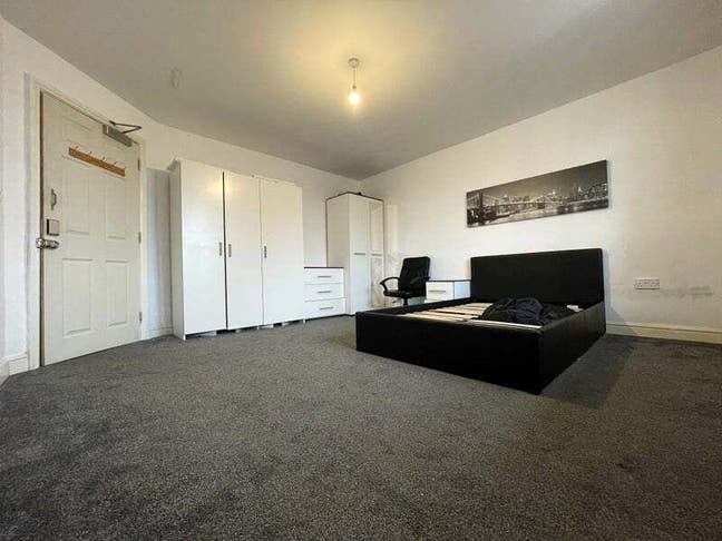 Furnished Room in WV12 – Bills Included Main Photo