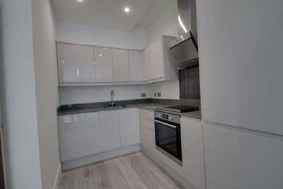 Modern One Bedroom Apartment Farnham Road, Water B Main Photo