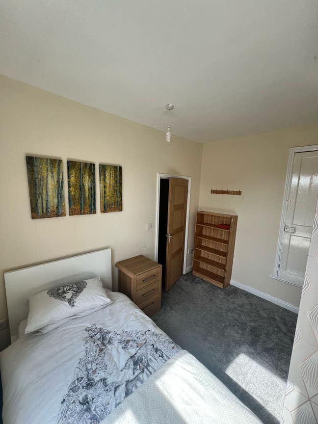 Newly Renovated Double Room Availble to Rent  Main Photo