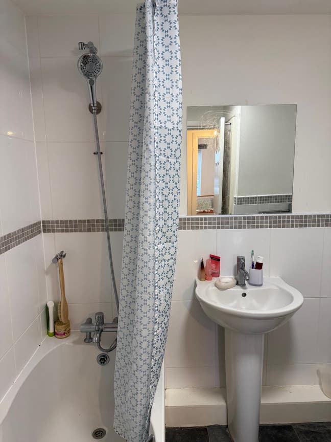 Bright and Cozy Single Room - With Bathroom Main Photo