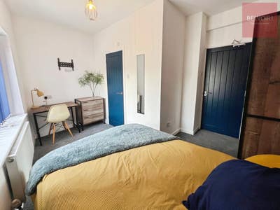 Three Double Furnished En-Suite Rooms Available! Main Photo