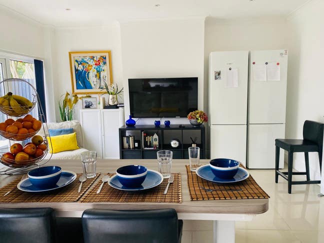 Chiswick Ensuite - light filled with parking  Main Photo