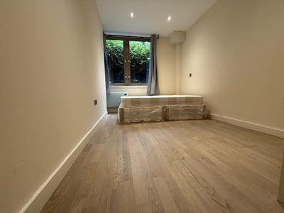 New Modern One Bedroom Apartment, Close to Leather Main Photo