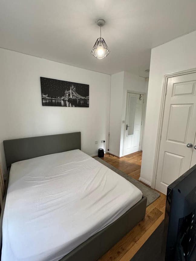 En-suite Room available at M14 Main Photo