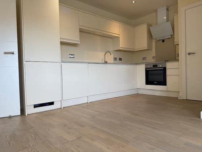 New Modern One Bedroom Apartment, Close to Leather Main Photo