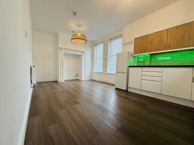 Large 2 Bed with parking Main Photo