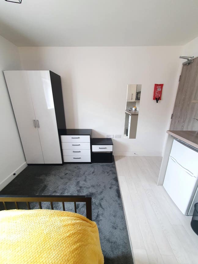 Beautiful En-Suite  Room  Bolton with Kitchenette Main Photo