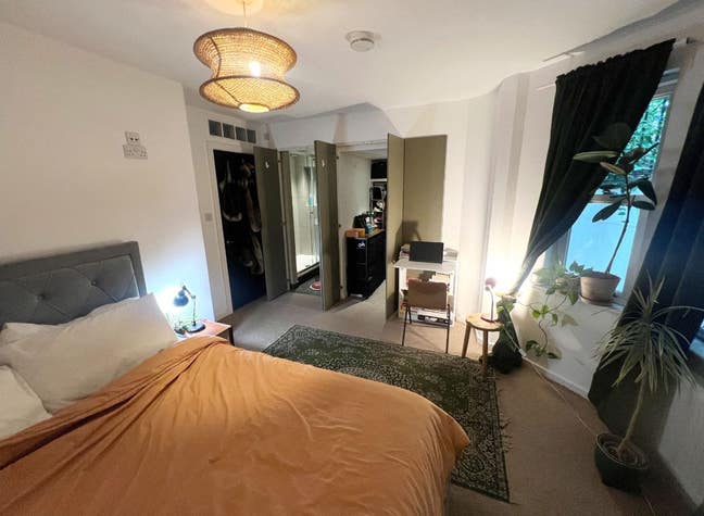 Beautiful Spacious Room with Ensuite-Victoria Park Main Photo