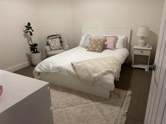 Large double room in quiet, cosy home  Main Photo