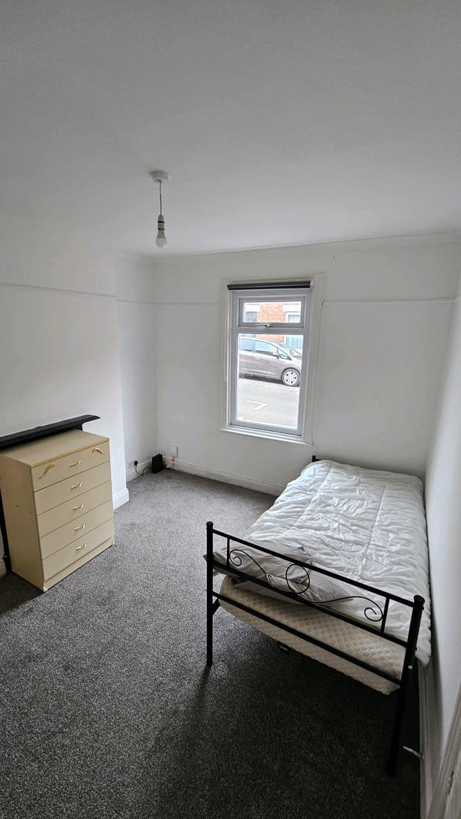 Spacious Room Available in 3 BHK house. Main Photo