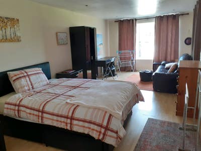Bedroom sitting room in Churchdown, nr Glouc/Chelt Main Photo