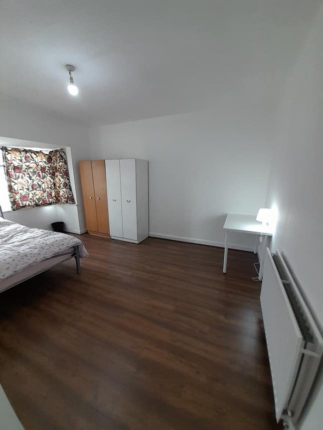 King Size Room to Let with Bills £900 Main Photo