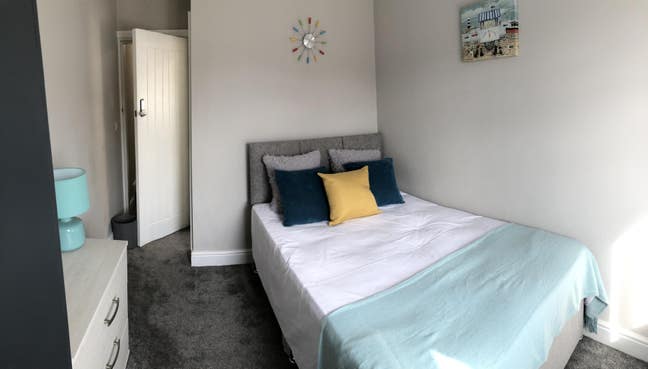 Light airy Double bedroom next to A and E Main Photo