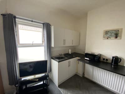 1 Double room with self contained kitchen area Main Photo