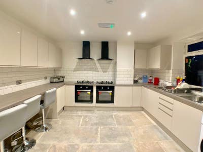  Modern Ensuite Room – Sheffield Road Main Photo