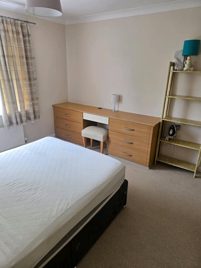 Bills included - Master bedroom / Excellent house! Main Photo