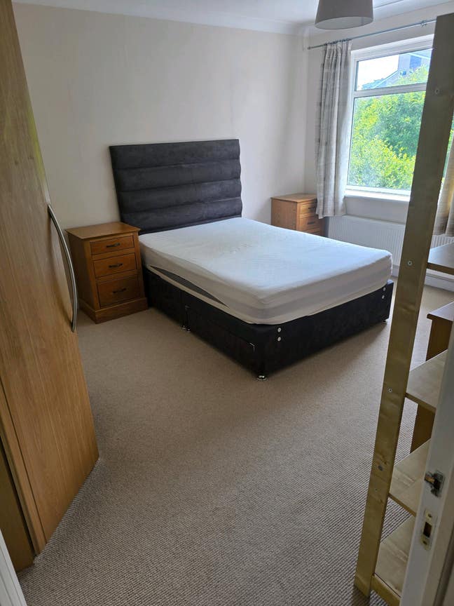Bills included - Master bedroom / Excellent house! Main Photo