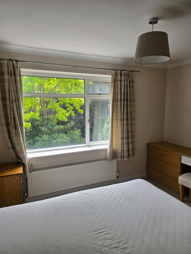 Bills included - Master bedroom / Excellent house! Main Photo