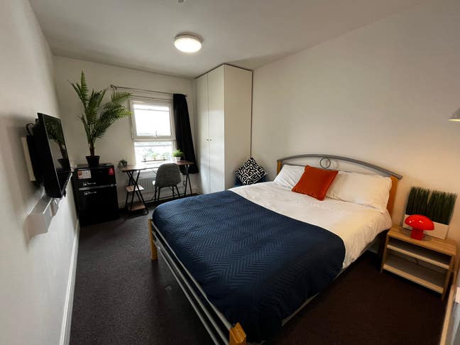 Well presented  Ensuite Rooms in Central location! Main Photo