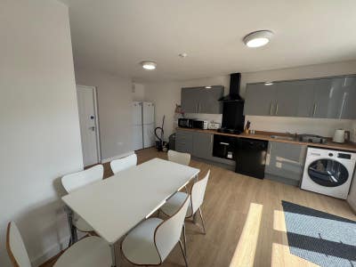 Refurbished 6 Bed House Share Main Photo