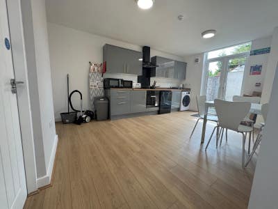 Refurbished 6 Bed House Share Main Photo