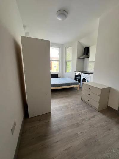 Studio Flat in Harrow HA35EU Main Photo