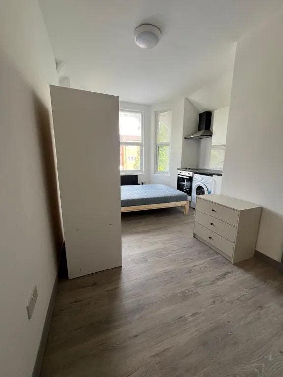 Studio Flat in Harrow HA35EU Main Photo