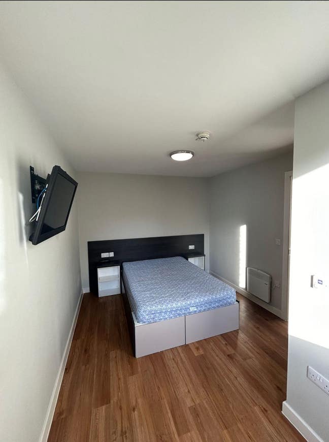 Quiet 1B1B City Centre Flat Bills Included Main Photo