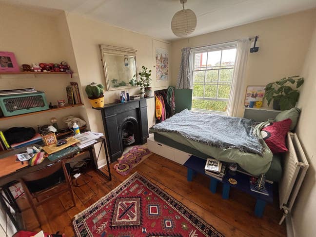 Double room in beautiful de beauvoir house Main Photo
