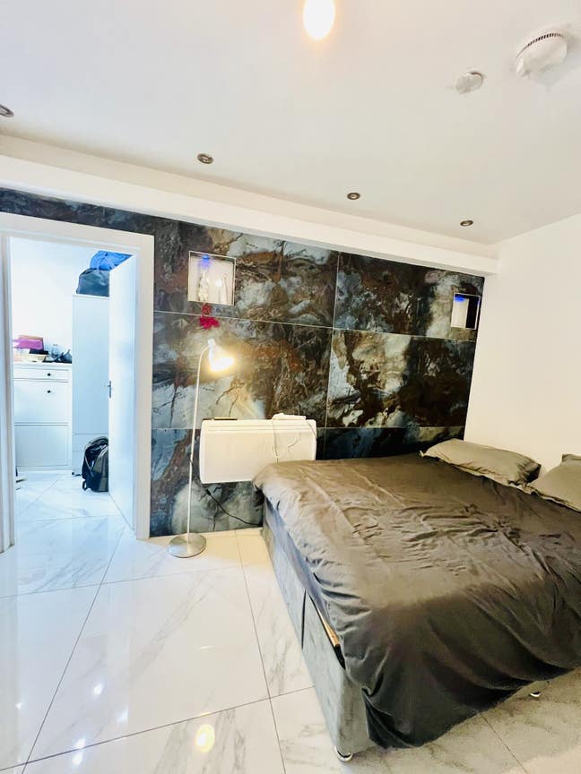 Bright master bedroom in Wembley  Main Photo