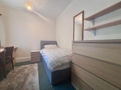 Room Available in All Female Houseshare LS18  Main Photo