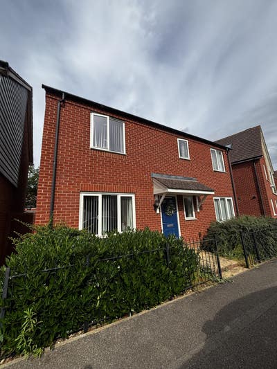 Room Available in MK now - Double room Main Photo