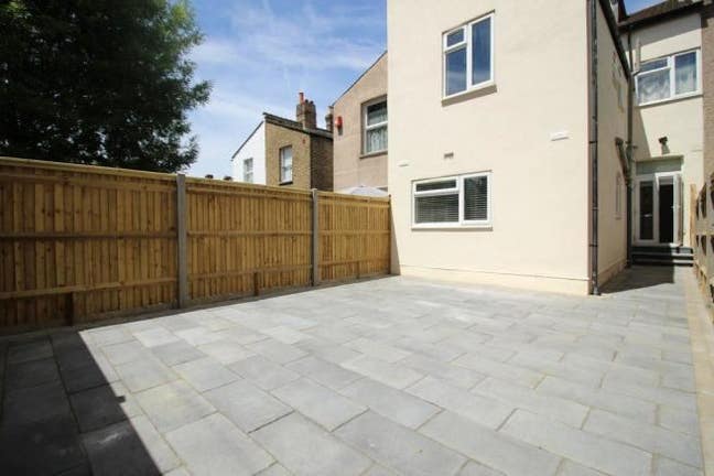 Spacious 2-Bed, 2-Bath Flat at a stunning location Main Photo