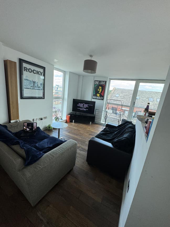 Double Bedroom with En Suite available in 2bedflat Main Photo