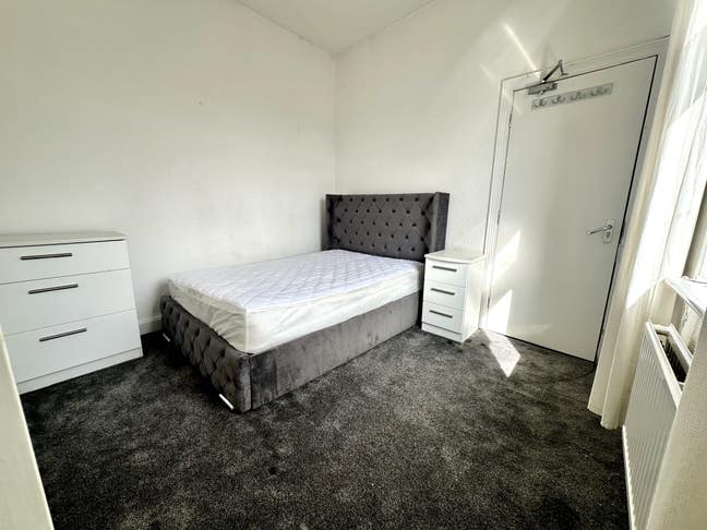 St Helens near Centre  £110 Lovely room to rent  Main Photo