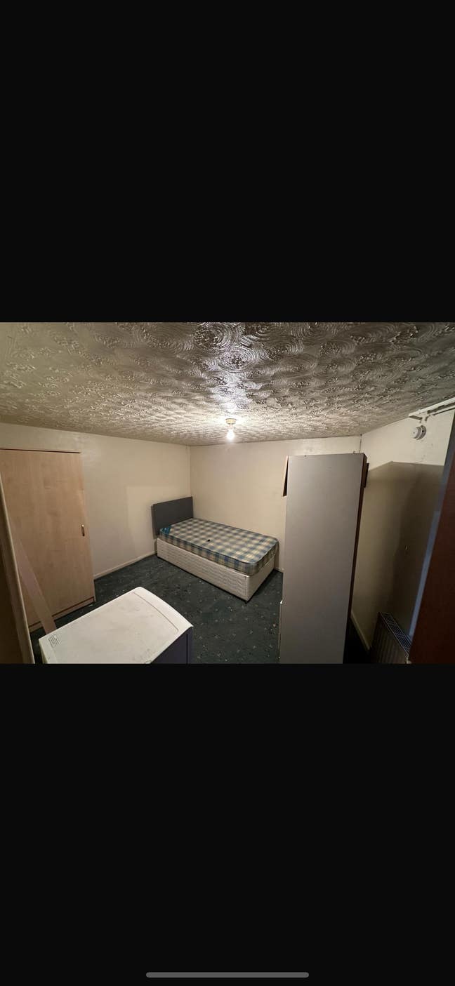 Single room available in reddish  Main Photo