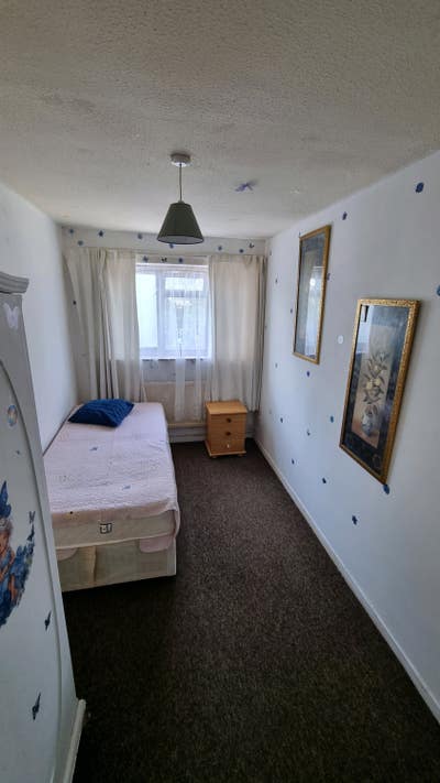Medium sized room Main Photo