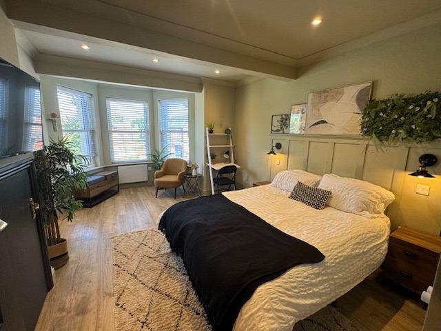  Luxury Spacious King Room with En-suite Main Photo