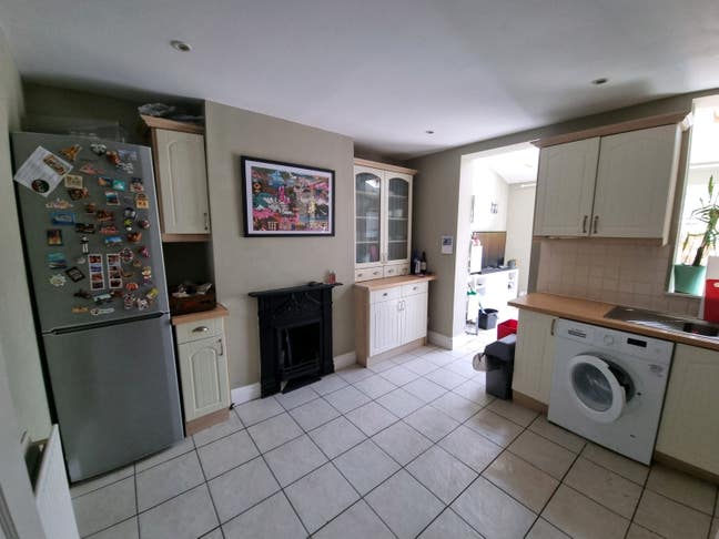 Raynes Park - Two Rooms Available in Kiwi Flat Main Photo