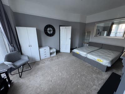 Large room Available to rent immediately  Main Photo