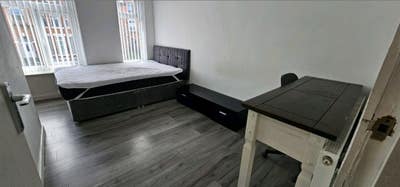 Rooms, near Oxford Rd, university MRI Hospital, Main Photo