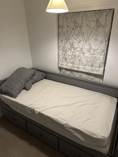 Single bedroom (day bed) with all bills included  Main Photo