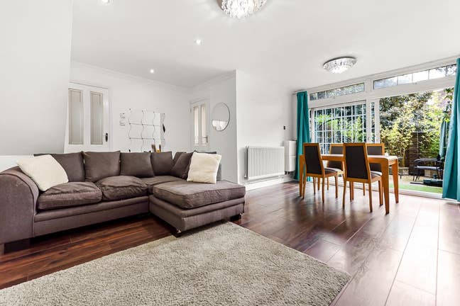 All Bills Inc - 3 Bedroom Flat - Short Let Only Main Photo