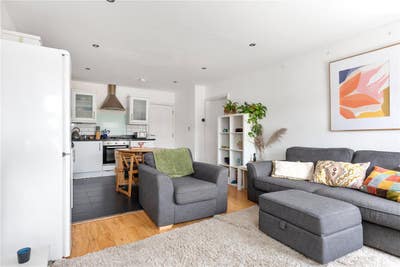 Modern Three-Bedroom Flat with Balcony in Vibrant  Main Photo